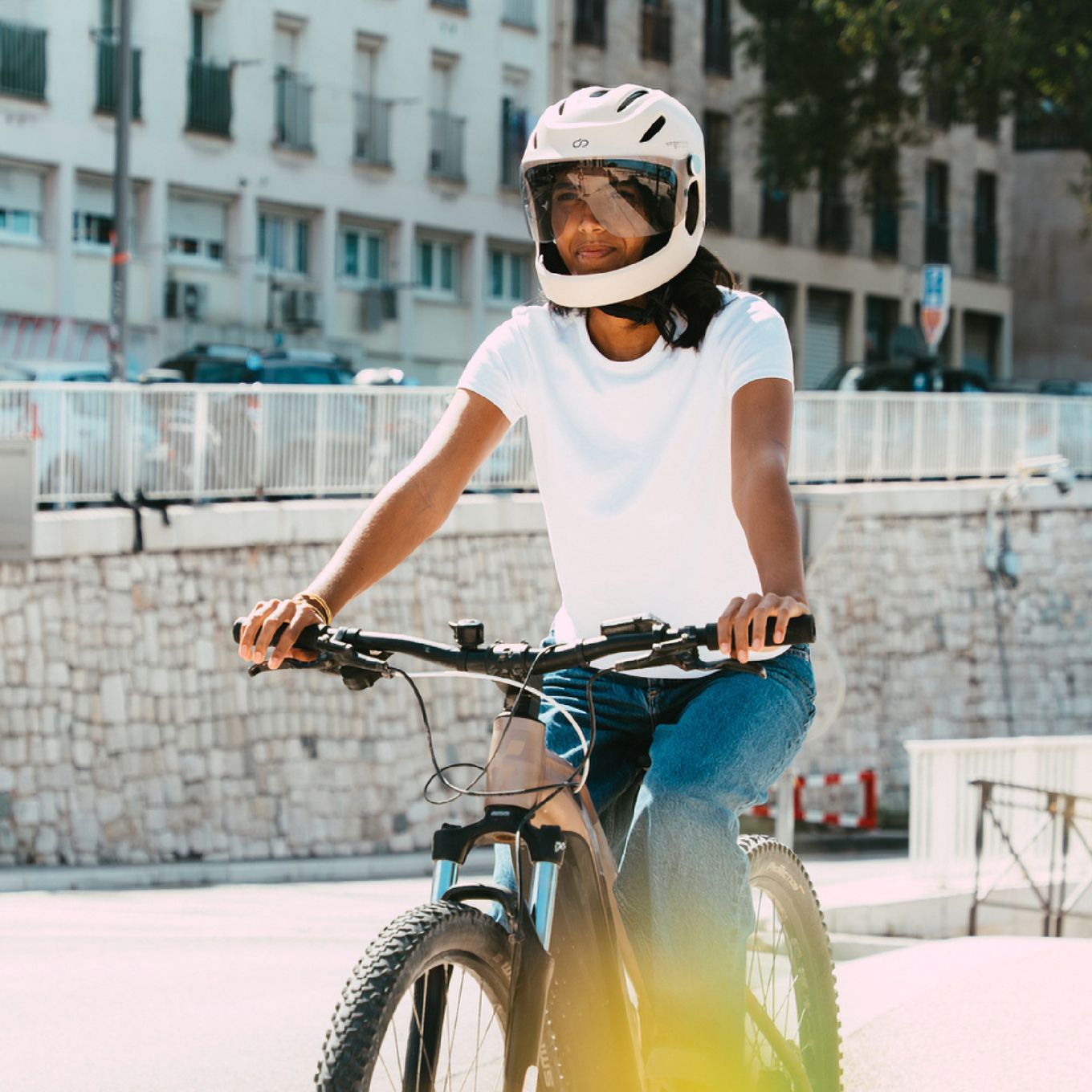 Virgo Integral Beige - Casque Intégral Urbain avec visière et phare arrière