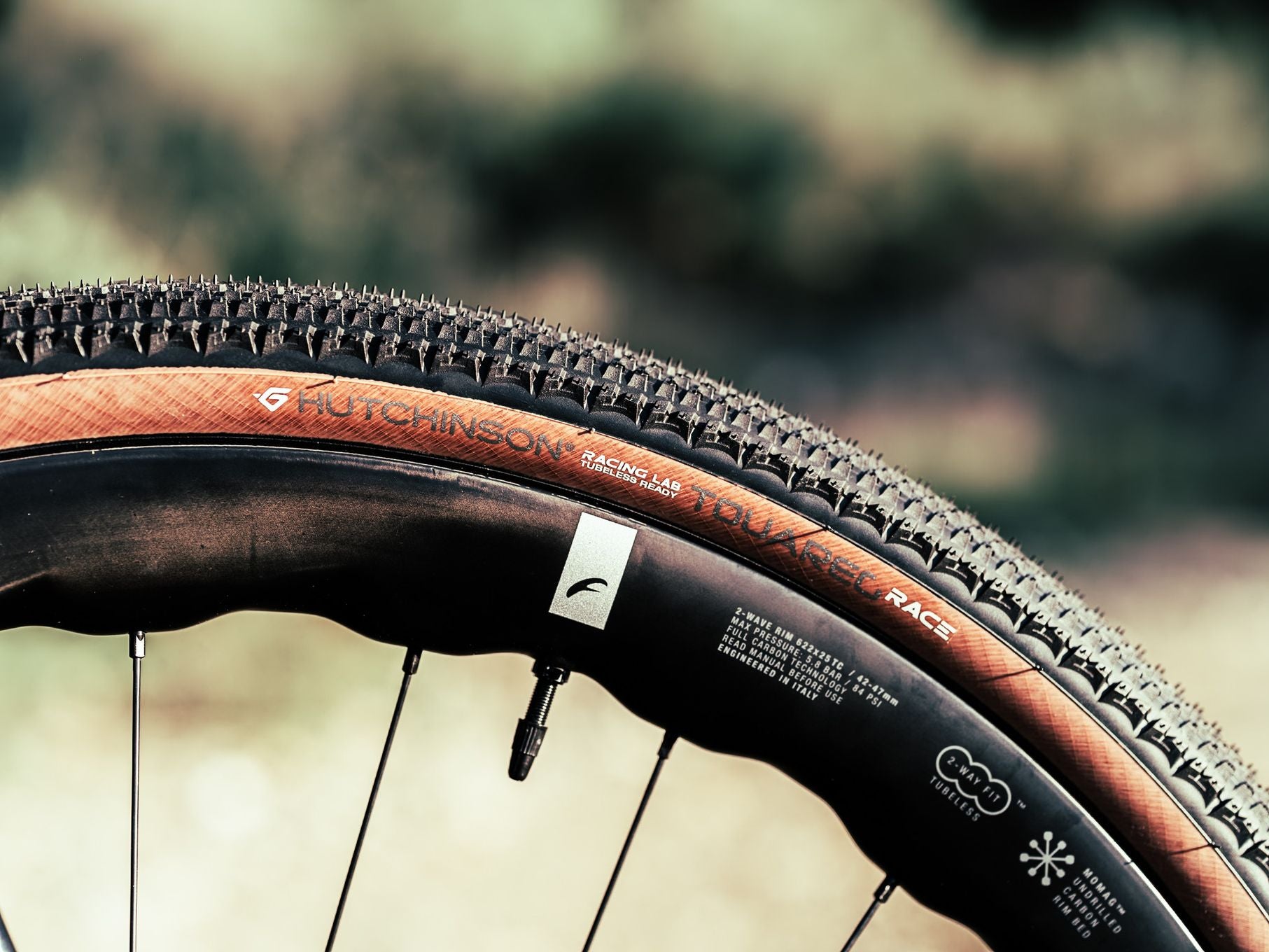 Pneu Gravel Hutchinson Touareg Race Racing Lab 700 mm Tubeless Ready Souple SwiftEasy Mach Tread 3.0 Flancs Beiges