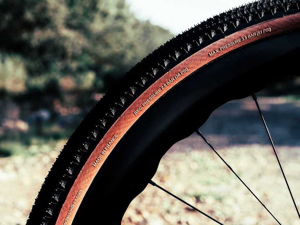 Pneu Gravel Hutchinson Touareg Race Racing Lab 700 mm Tubeless Ready Souple SwiftEasy Mach Tread 3.0 Flancs Beiges