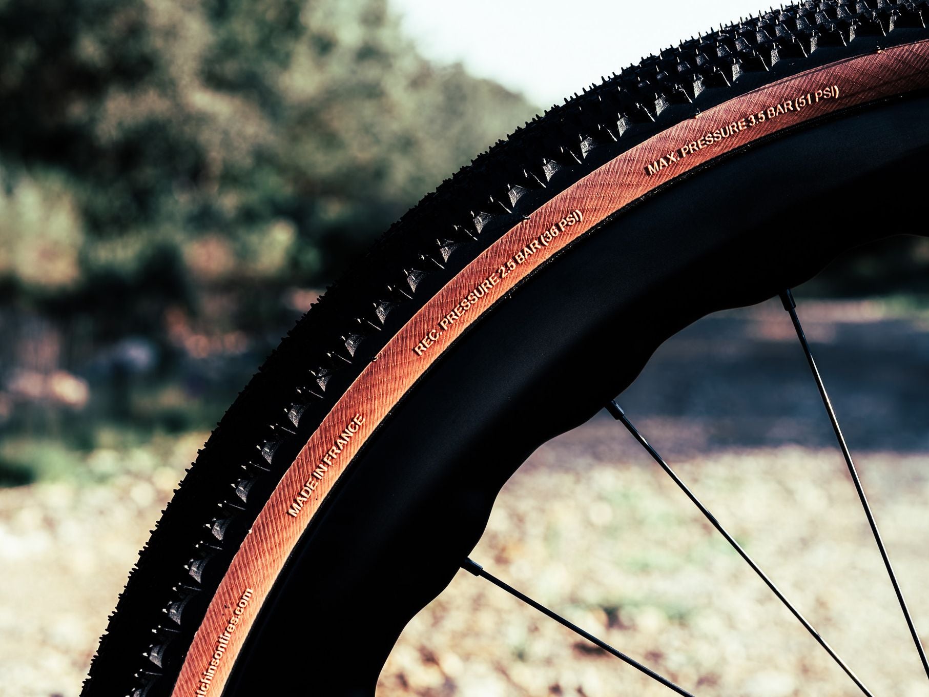 Pneu Gravel Hutchinson Touareg Race Racing Lab 700 mm Tubeless Ready Souple SwiftEasy Mach Tread 3.0 Flancs Beiges