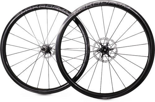 Paire de roues carbone route – MaKadamm legacy 35 disc héritage édition à pneus – 977 gr la paire – centerlock – axe 12x100 | 12x142