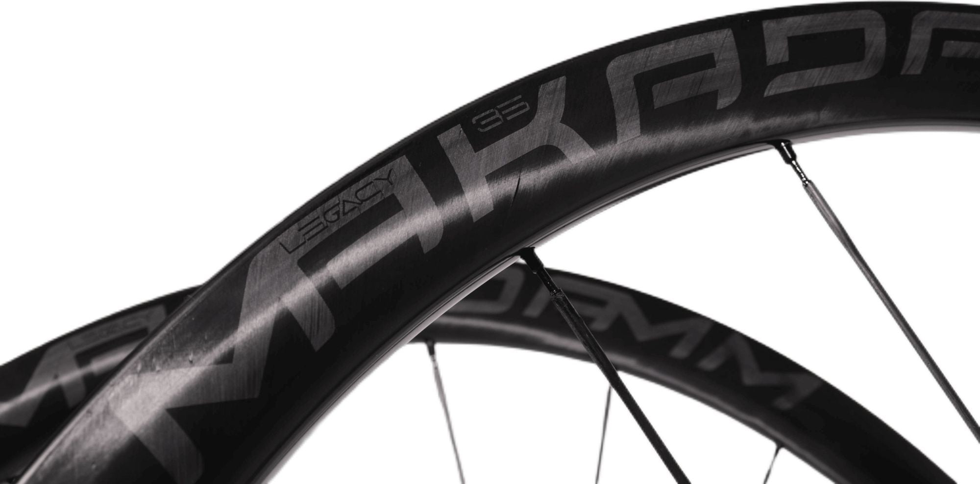 Paire de roues carbone route – MaKadamm legacy 35 disc héritage édition à pneus – 977 gr la paire – centerlock – axe 12x100 | 12x142