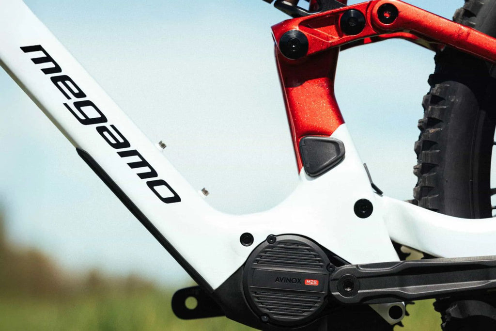 VTT Électrique Tout-Suspendu Megamo Reason AL 03 Sram 12V 800 Wh DJI 150 Nm 29'' Blanc/Rouge 2027