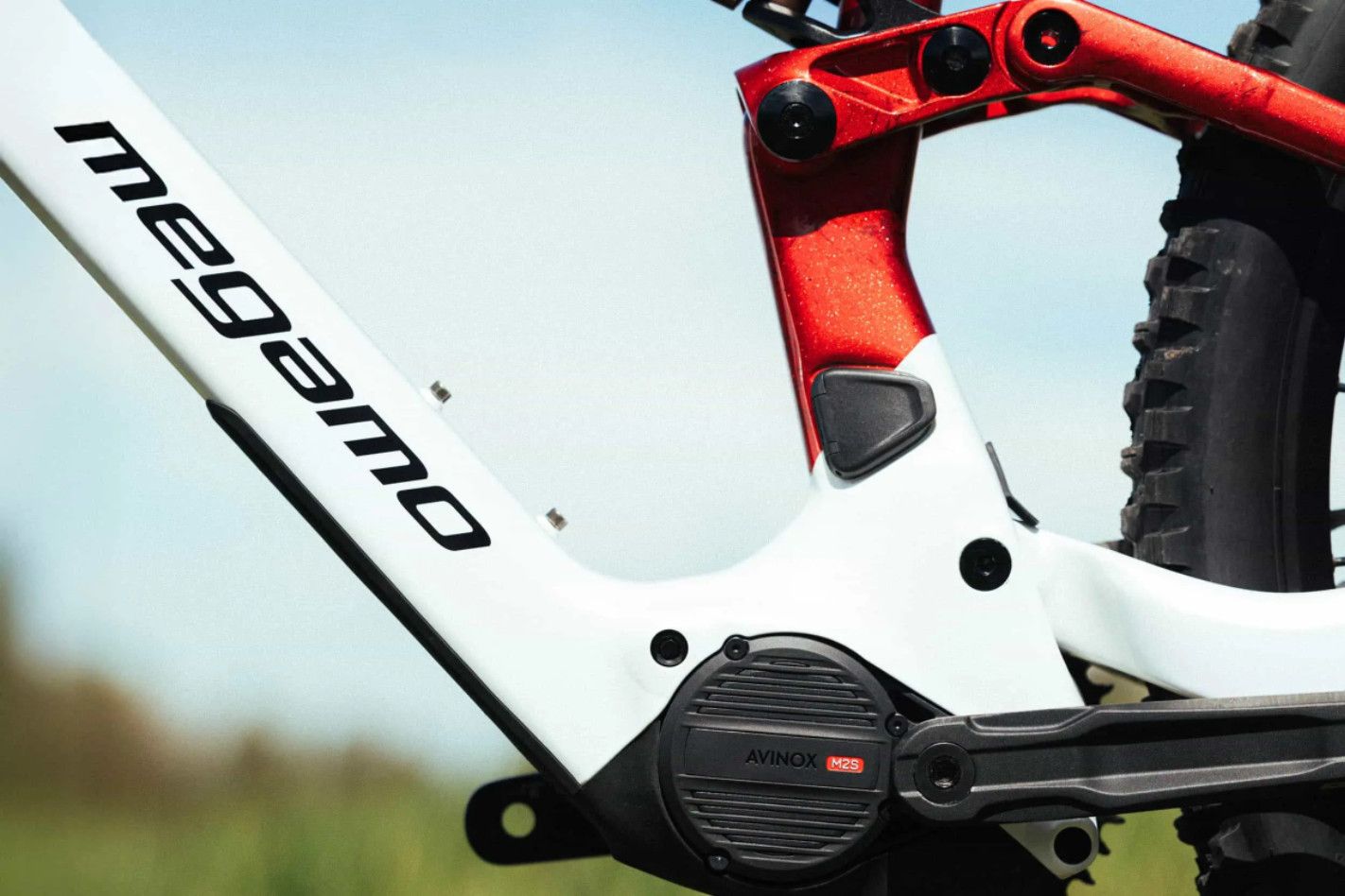 VTT Électrique Tout-Suspendu Megamo Reason AL 03 Sram 12V 800 Wh DJI 150 Nm 29'' Blanc/Rouge 2027