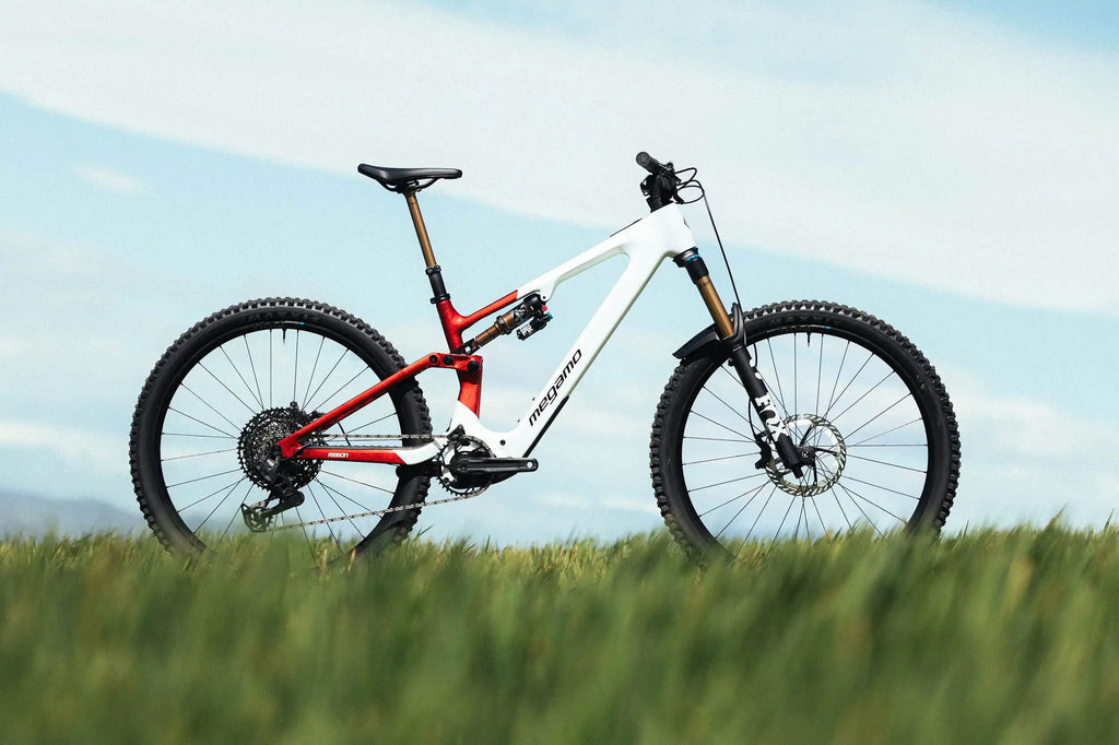 VTT Électrique Tout-Suspendu Megamo Reason AL 05 Sram 12V 800 Wh DJI 150 Nm 29'' Blanc/Rouge 2027