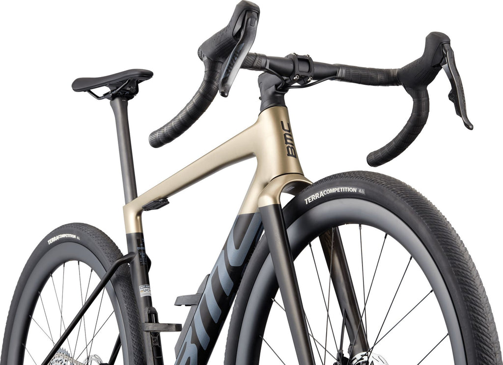Vélo de Gravel BMC Kaius 01 Three Sram Rival AXS 13V 700 mm Or/Noir Carbone 2027
