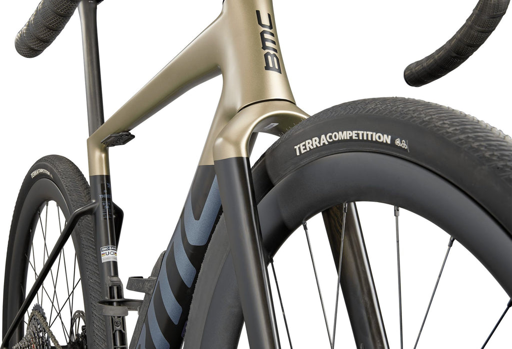 Vélo de Gravel BMC Kaius 01 Three Sram Rival AXS 13V 700 mm Or/Noir Carbone 2027