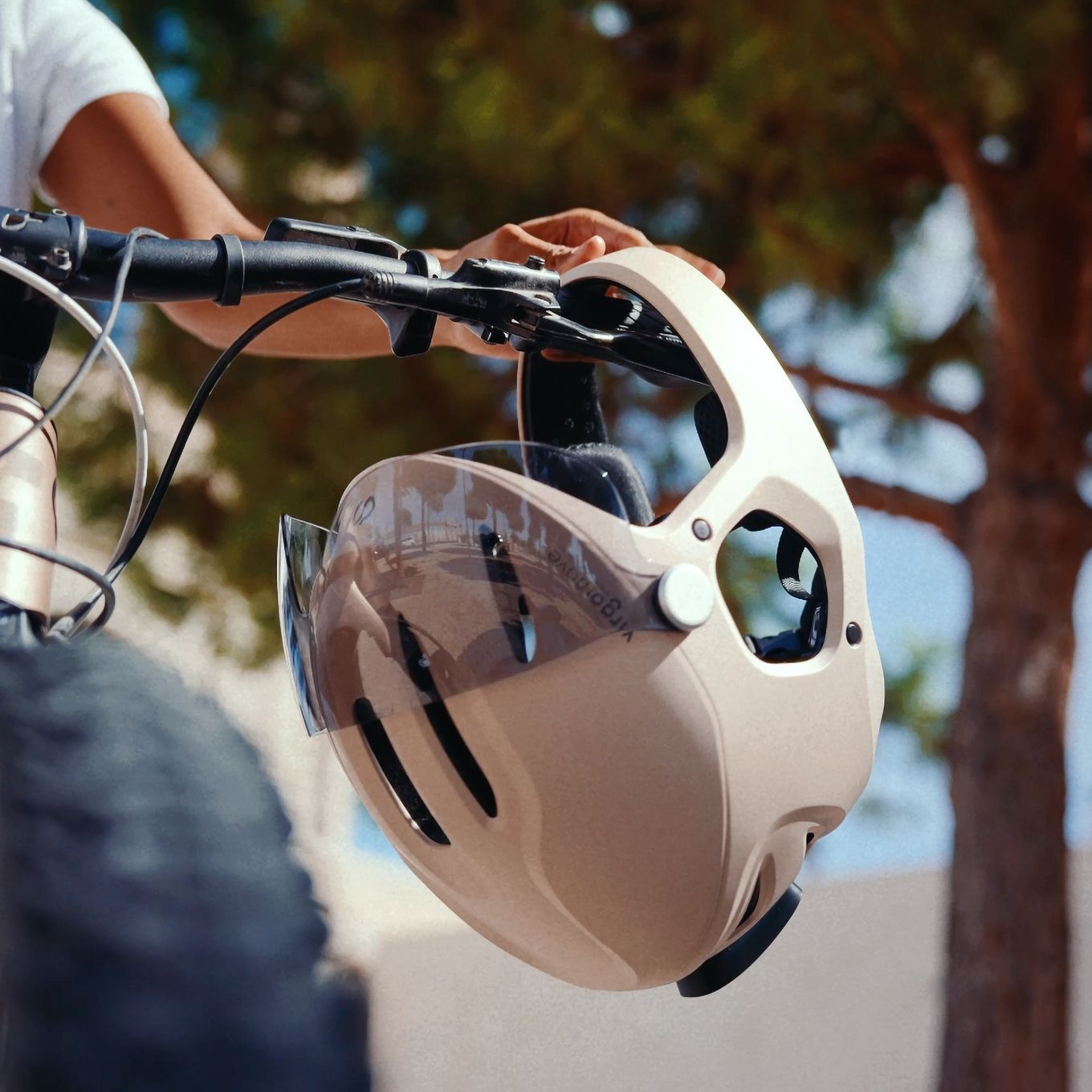 Virgo Integral Mips Beige - Casque Intégral Urbain avec visière et phare arrière